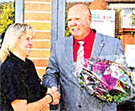Bettina Tönnies wird von Bürgermeister Smolla begrüßt
