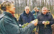Beate Lezius von der Integrierten Naturschutzstation in Mölln zeigt Torfmoospflanzen