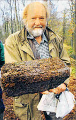 Thomas Neumann, WWF, mit Torfstück