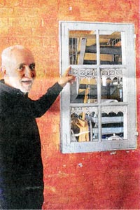 Johannes Kuhnhardt vom MarktTreff-Verein zeigt eines der erhalten gebliebenen Fenster im Inneren des Gebäudes.