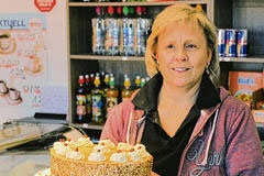 Bettina Tönnies betreibt den kleinen Laden und backt sehr gern - zur Freude ihrer Kunden.