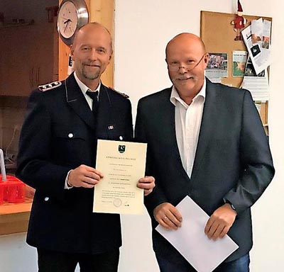 Bürgermeister Smolla überreichte Thomas Lichters Ernennungsurkunde zum stellvertretenden Wehrführer